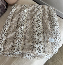 Load image into Gallery viewer, Taupe Wild Lynx