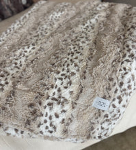 Load image into Gallery viewer, Taupe Wild Lynx
